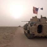 Blindado americano com bandeira dos EUA em deserto