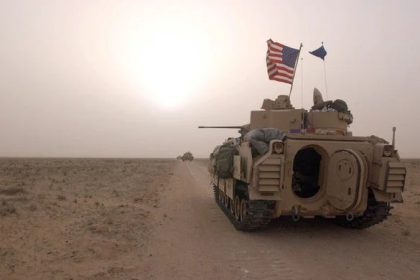 Blindado americano com bandeira dos EUA em deserto