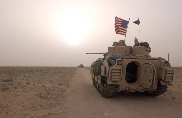 Blindado americano com bandeira dos EUA em deserto