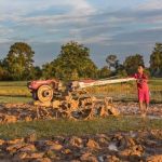 Agricultor com microtrator em terra arada