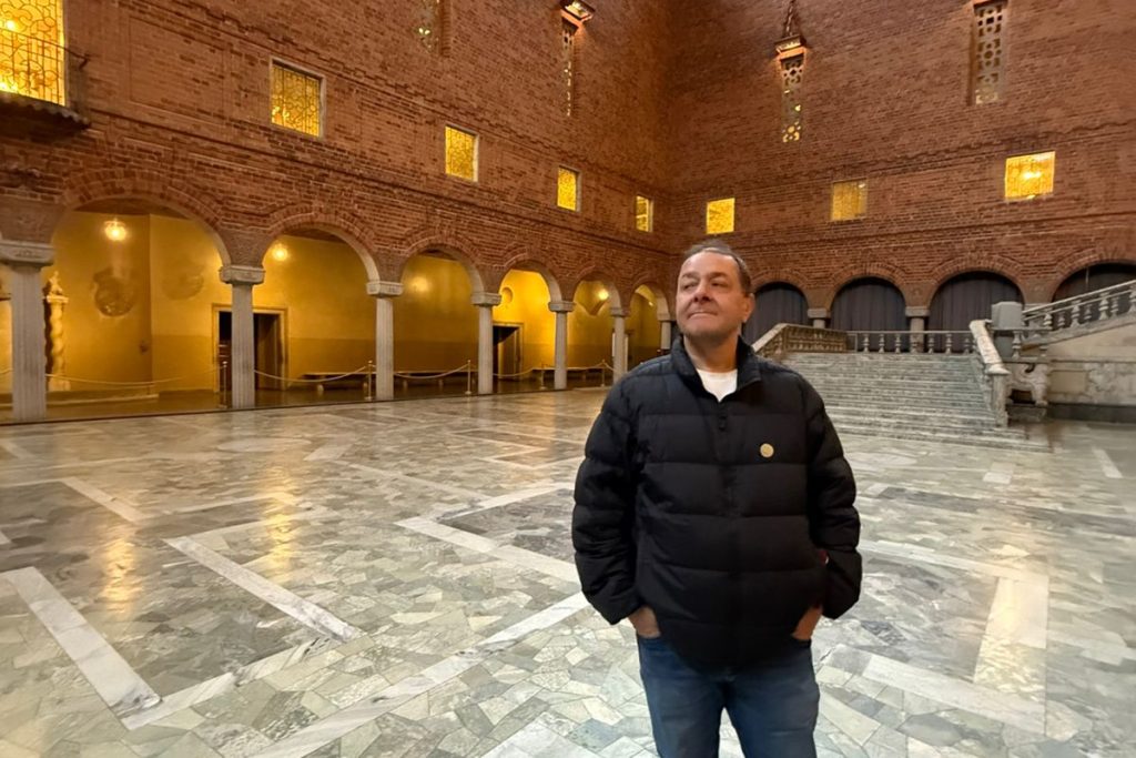 Passagem pela Prefeitura de Estocolmo, na Suécia, sede do banquete do Prêmio Nobel