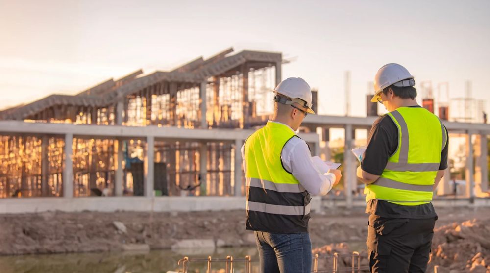 Trabalhadores da construção civil em canteiro de obras