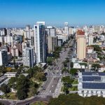 Vista urbana de município paranaense. Imagem ilustrativa.