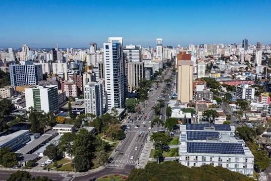 Vista urbana de município paranaense. Imagem ilustrativa.