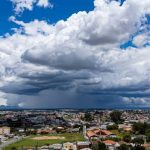 Céu com nuvens sobre cidade do Paraná. Imagem ilustrativa.