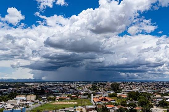 Céu com nuvens sobre cidade do Paraná. Imagem ilustrativa.
