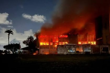 Incêndio em prédio da Universidade Federal de Pernambuco.