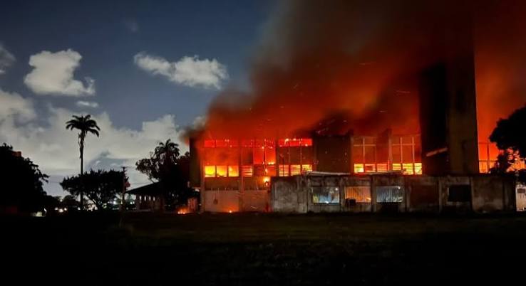 Incêndio em prédio da Universidade Federal de Pernambuco.