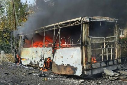Ônibus danificado em área de conflito.