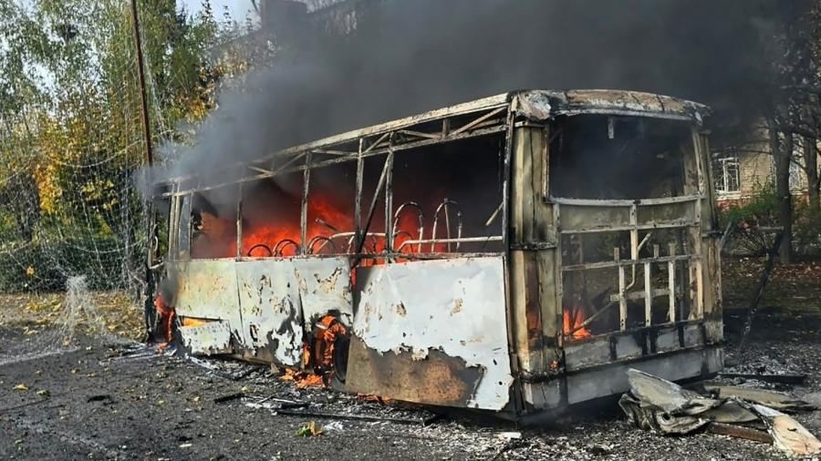 Ônibus danificado em área de conflito.