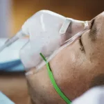 Paciente recebendo assistência respiratória. Imagem ilustrativa.