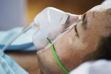 Paciente recebendo assistência respiratória. Imagem ilustrativa.
