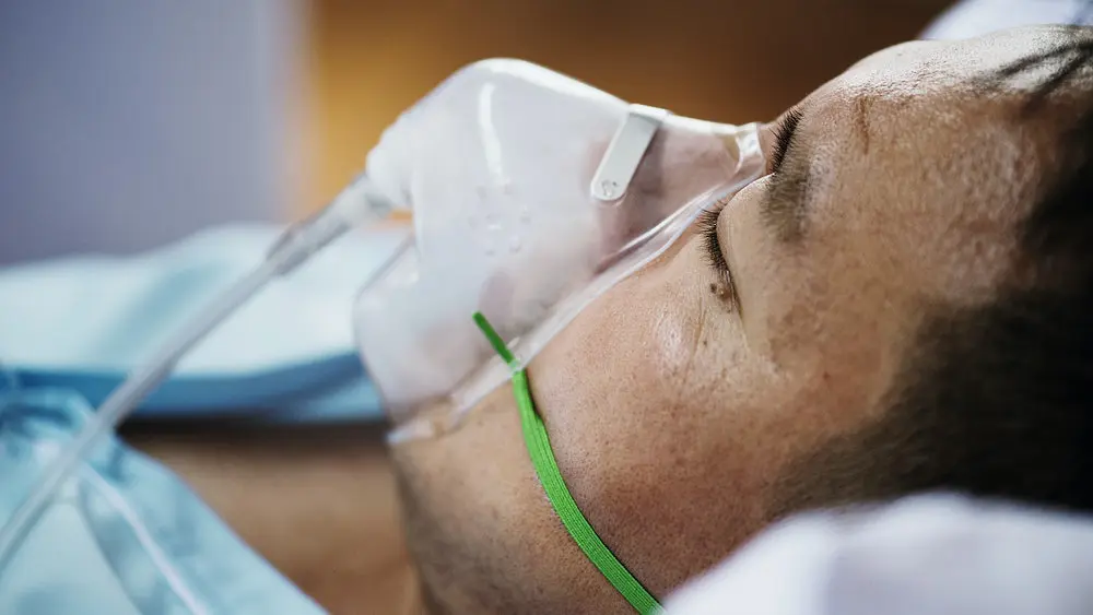 Paciente recebendo assistência respiratória. Imagem ilustrativa.