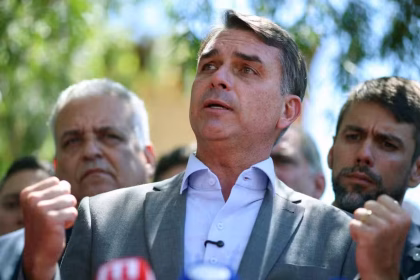 Podemos declara apoio a Flávio Bolsonaro e amplia alianças para o segundo turno presidencial