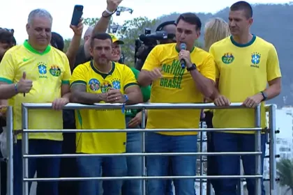 Flávio Bolsonaro amplia palanques no segundo turno e abre vantagem sobre Lula