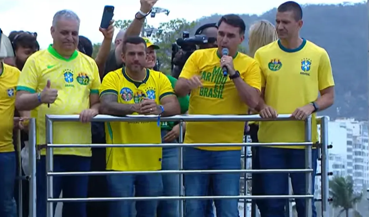 Flávio Bolsonaro amplia palanques no segundo turno e abre vantagem sobre Lula