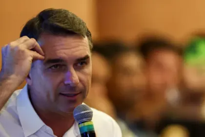 Campanha de Flávio pede ao TSE retirada de 221 postagens