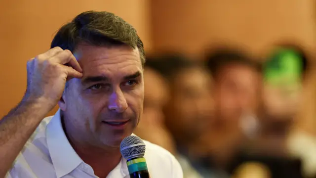 Campanha de Flávio pede ao TSE retirada de 221 postagens