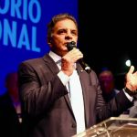Flávio Bolsonaro busca apoio do PSDB e lidera pesquisas para o segundo turno presidencial
