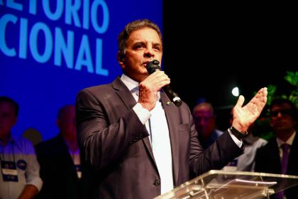 Flávio Bolsonaro busca apoio do PSDB e lidera pesquisas para o segundo turno presidencial