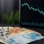 Dólar sobe e fecha a R$ 5,09 em meio à cautela do mercado com cenário eleitoral e medidas fiscais