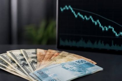Dólar sobe e fecha a R$ 5,09 em meio à cautela do mercado com cenário eleitoral e medidas fiscais