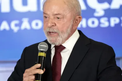 Lula entrega autorizações ao TSE, mas sem dados bancários e telefônicos.