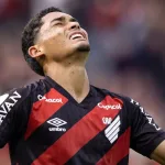 Claudinho rompe ligamento e terá cirurgia, confirma Athletico