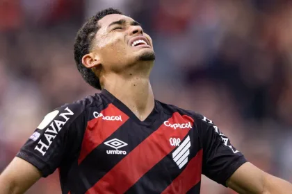 Claudinho rompe ligamento e terá cirurgia, confirma Athletico