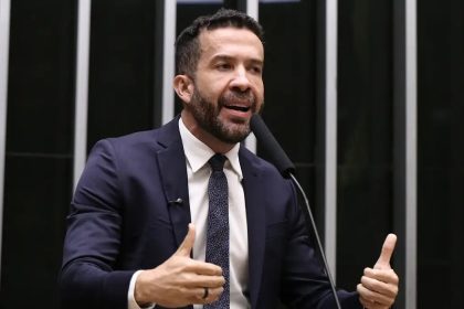 André Janones é internado em UTI com arritmia em São Paulo