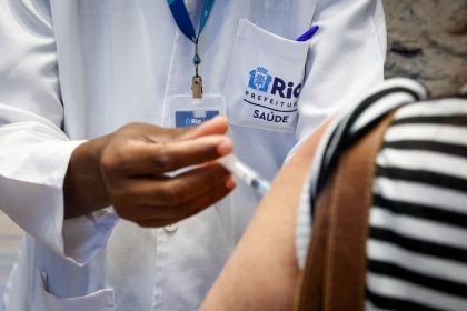 Rio amplia vacinação contra meningite para pessoas de até 59 anos
