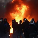 Paris faz limpeza após protestos e restrições noturnas