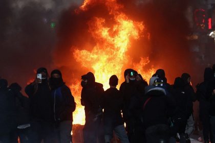 Paris faz limpeza após protestos e restrições noturnas