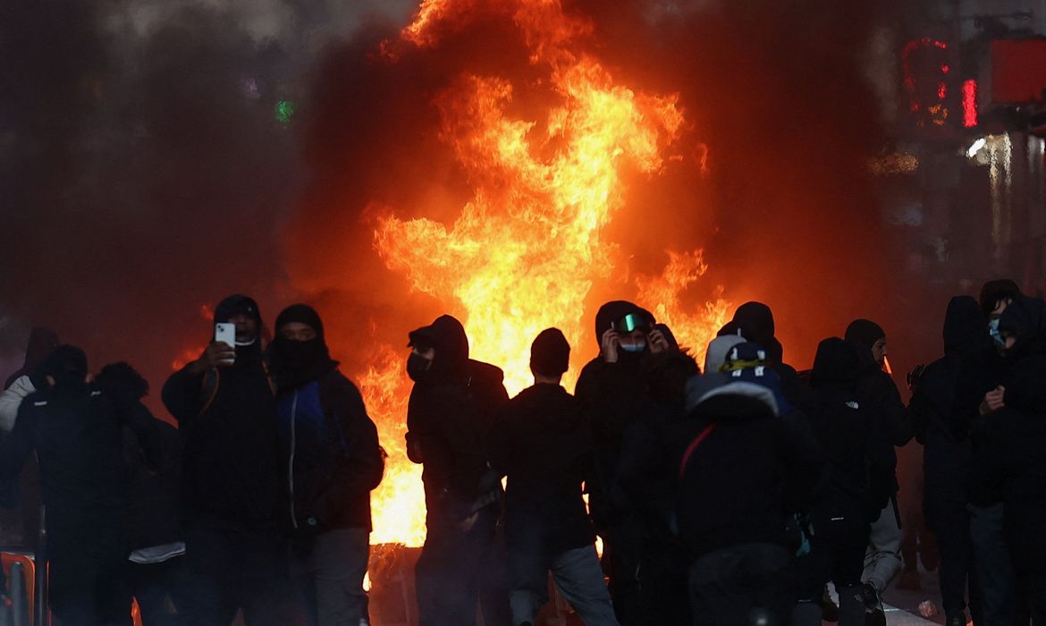 Paris faz limpeza após protestos e restrições noturnas