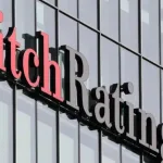Fitch projeta crescimento menor e ajuste fiscal em 2027