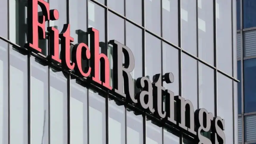 Fitch projeta crescimento menor e ajuste fiscal em 2027
