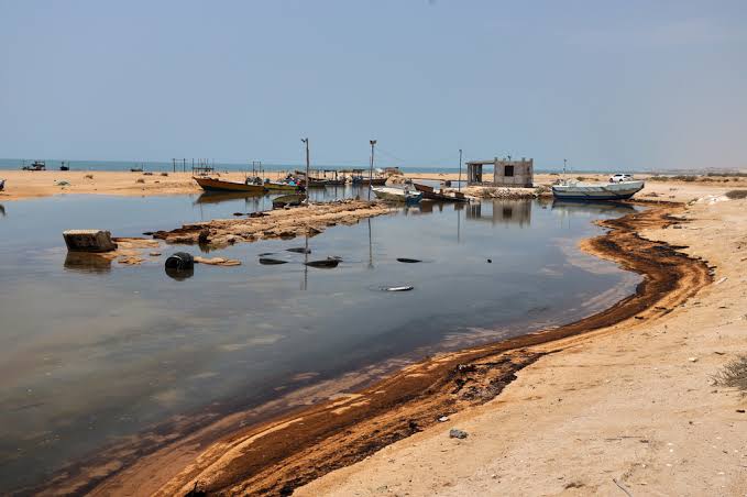 Vazamento de petróleo fecha praias nos Emirados Árabes