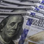 Dólar encerra a semana abaixo de R$ 5 antes da votação