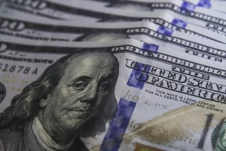 Dólar encerra a semana abaixo de R$ 5 antes da votação