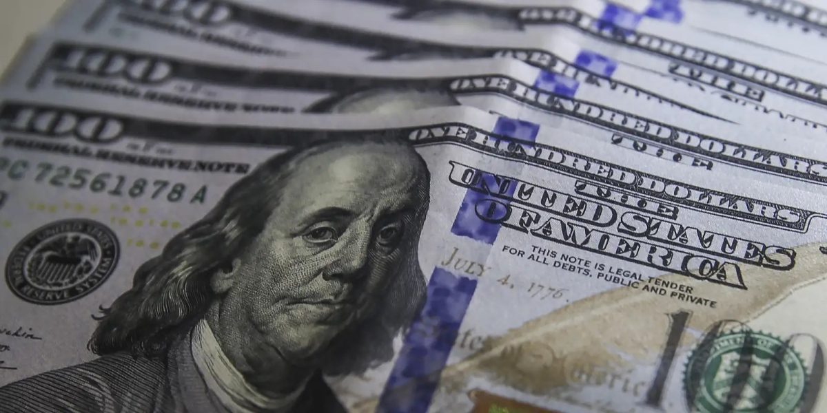 Dólar encerra a semana abaixo de R$ 5 antes da votação