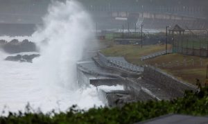 Tufão Champi paralisa atividades e provoca retiradas em Taiwan
