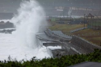 Tufão Champi paralisa atividades e provoca retiradas em Taiwan