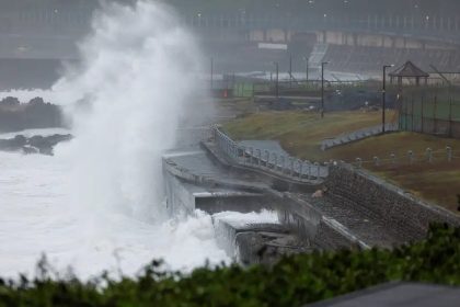 Tufão Champi paralisa atividades e provoca retiradas em Taiwan