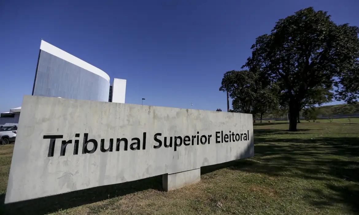 TSE cobra explicações de Meta e X sobre conteúdo político