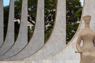 Moraes determina bloqueio de até R$ 6 bilhões de advogado investigado