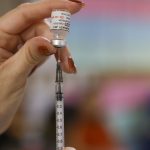 Só 5% das crianças pequenas completaram três doses da vacina contra covid