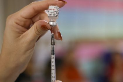 Só 5% das crianças pequenas completaram três doses da vacina contra covid