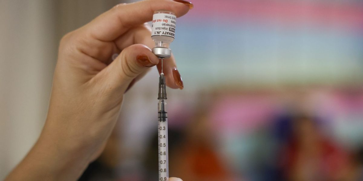 Só 5% das crianças pequenas completaram três doses da vacina contra covid