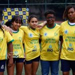 Ex-jogadoras da seleção levam futebol feminino a escola do Rio
