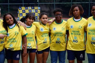 Ex-jogadoras da seleção levam futebol feminino a escola do Rio
